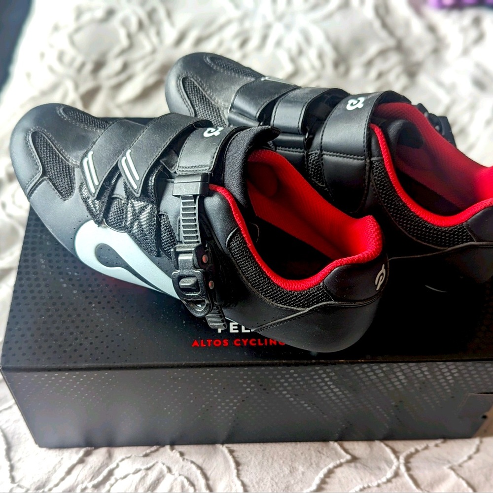 ⭐️ SOLD ⭐️ 
Men’s Peloton Sneakers